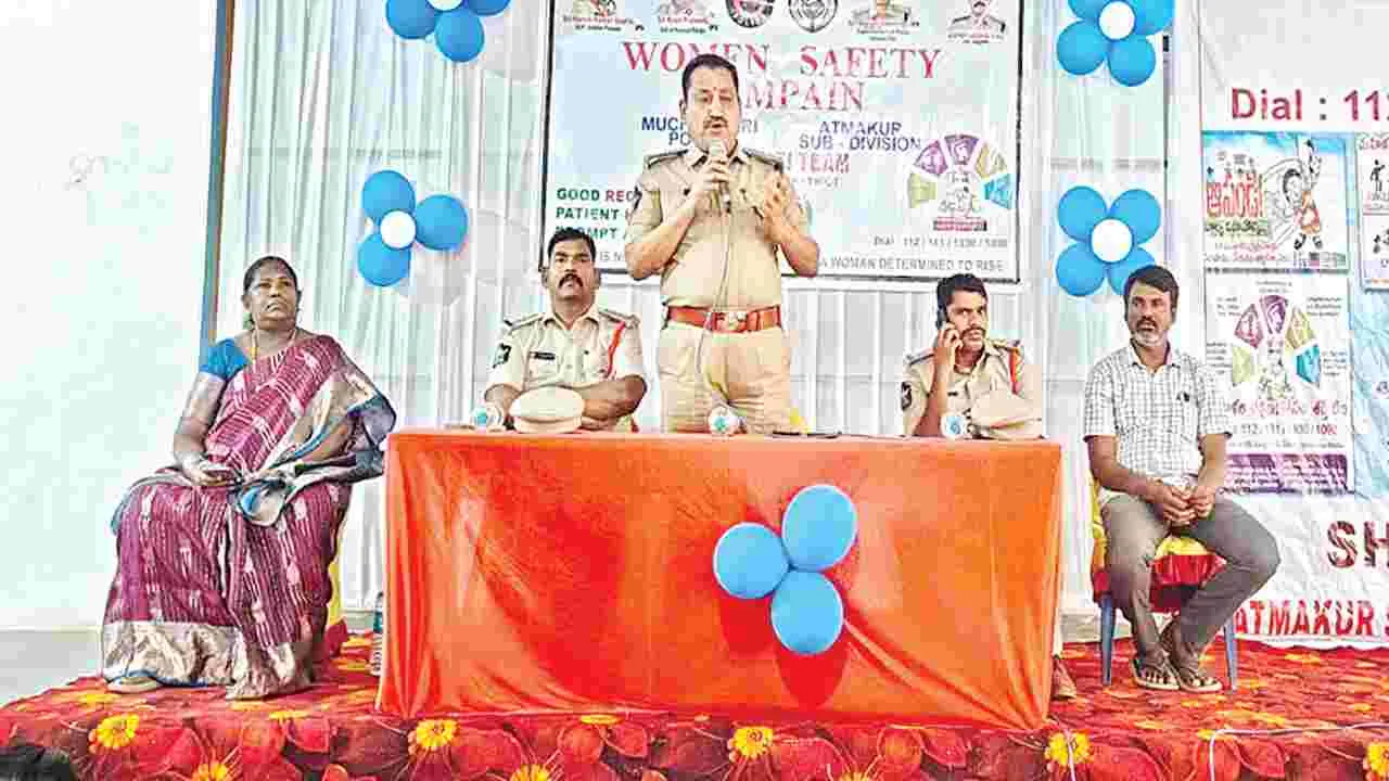 మహిళల రక్షణకు శక్తి టీమ్‌లు: డీఎస్పీ