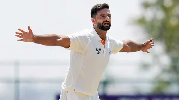 జమ్మూకశ్మీర్‌ పేసర్‌ ఆకిబ్ నబీ  భారత టెస్ట్ జట్టుకు ఎంపికలో ట్విస్ట్!