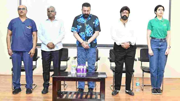 హైదరాబాద్‌లో బసవతారకం ఆస్పత్రిని సందర్శించిన సంజయ్ దత్