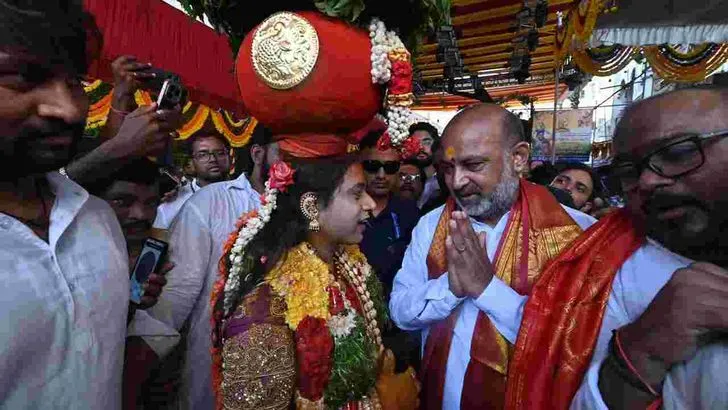 ఉజ్జయిని మహంకాళి బోనాలు.. దర్శించుకున్న కేంద్రమంత్రి బండి సంజయ్