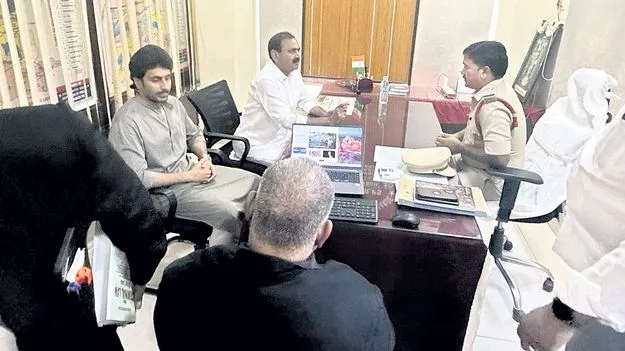 YCP: పోలీసు విచారణకు కరుణ,అభినయ్‌