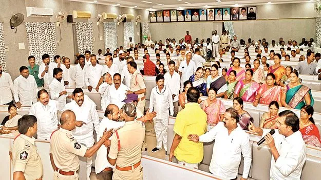నీళ్లివ్వండి.. మహాప్రభో..! 