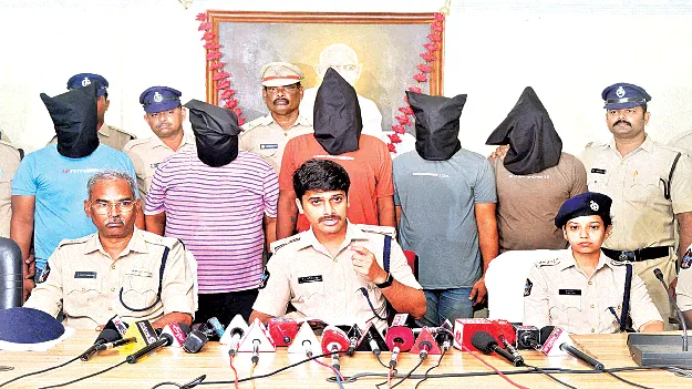 జీఎస్టీ అధికారులమని.. దోచేశారు
