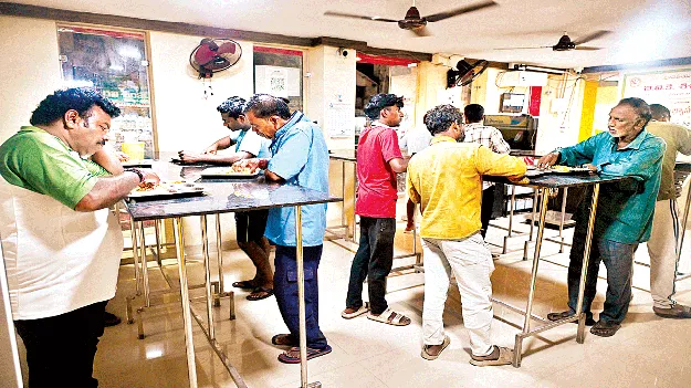 ఆదుకుంటున్న అన్న క్యాంటీన్లు