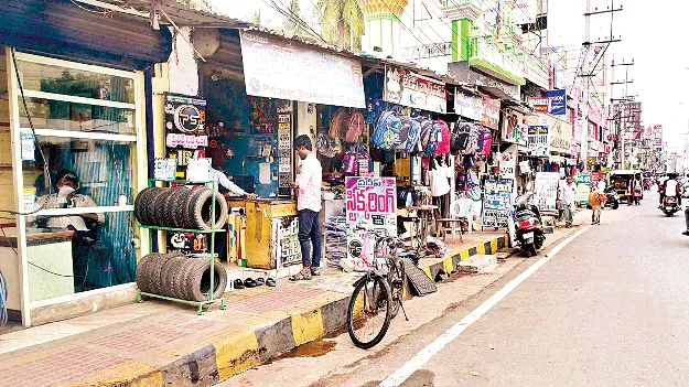 ఫుట్‌పాత్‌లనూ వదల్లే!