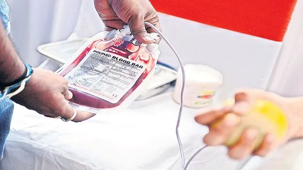 బ్లడ్‌ బ్యాంకుల్లో నిండుకుంటున్న నిల్వలు