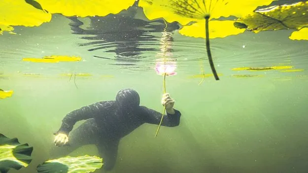 భలే దొంగ.. పోలీసుల నుంచి తప్పించుకునేందుకు...