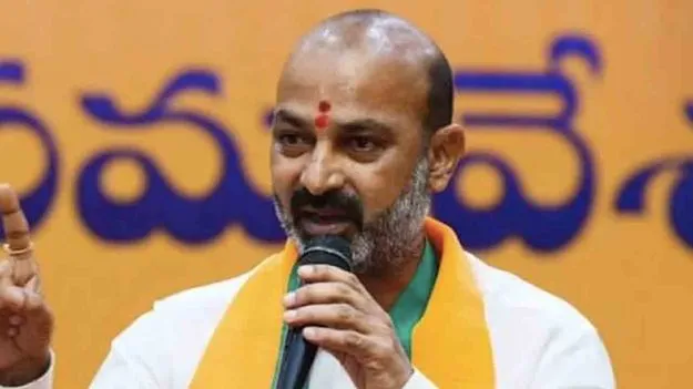 పూలే స్పూర్తికి భిన్నంగా కాంగ్రెస్ పాలన: బండి సంజయ్