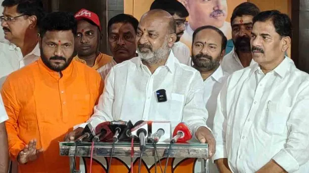 హరీశ్‌తో జాగ్రత్తగా ఉండాలని కేటీఆర్‌కు సీఎం సలహా: బండి సంజయ్ 