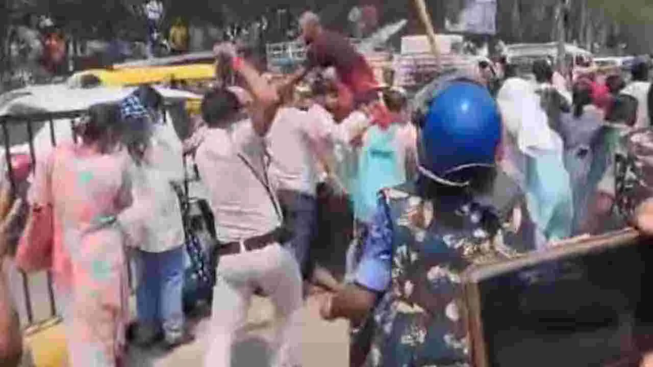 పాట్నాలో ఆందోళనకారులపై పోలీసుల లాఠీచార్జ్