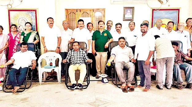 ‘ఒకరి రక్తదానం.. ముగ్గురికి ప్రాణదానం’