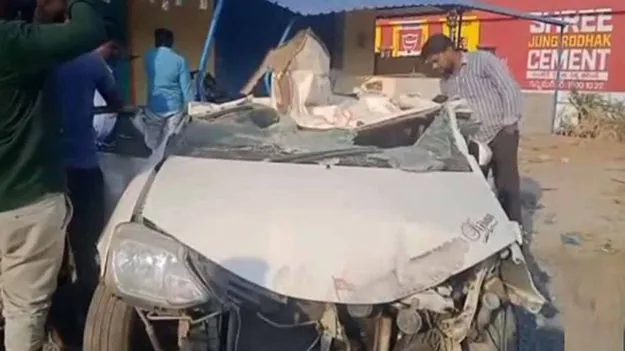 అదుపుతప్పి కారు బోల్తా.. ఇద్దరు యువకుల మృతి.. 