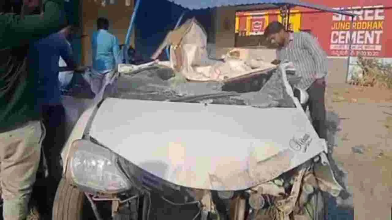 అదుపుతప్పి కారు బోల్తా.. ఇద్దరు యువకుల మృతి..