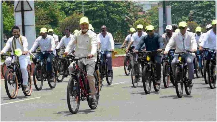 విశాఖలో సైకిల్ తొక్కిన సీఎం చంద్రబాబు
