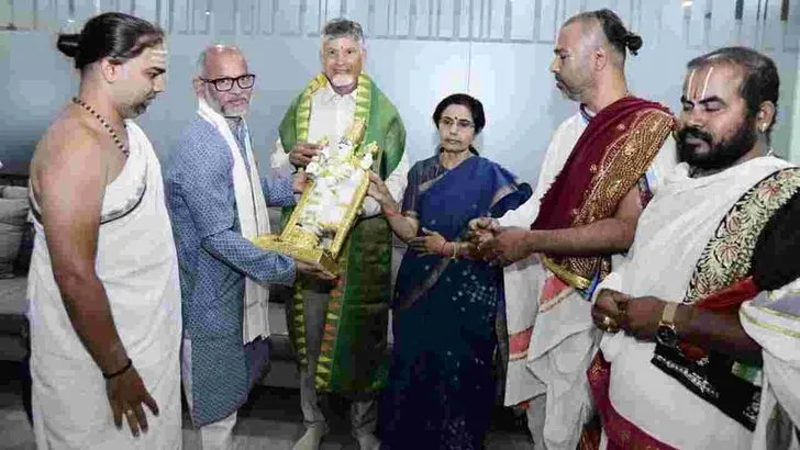 సీఎం చంద్రబాబు దంపతులకు అర్చకుల ఆశీర్వచనం 