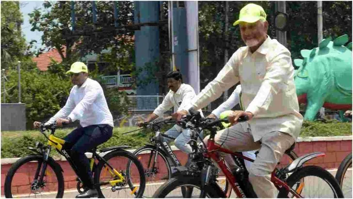 విశాఖలో సైకిల్ తొక్కిన సీఎం చంద్రబాబు