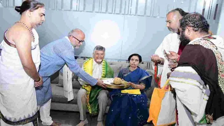 సీఎం చంద్రబాబు దంపతులకు అర్చకుల ఆశీర్వచనం 