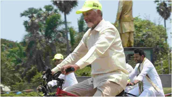 విశాఖలో సైకిల్ తొక్కిన సీఎం చంద్రబాబు