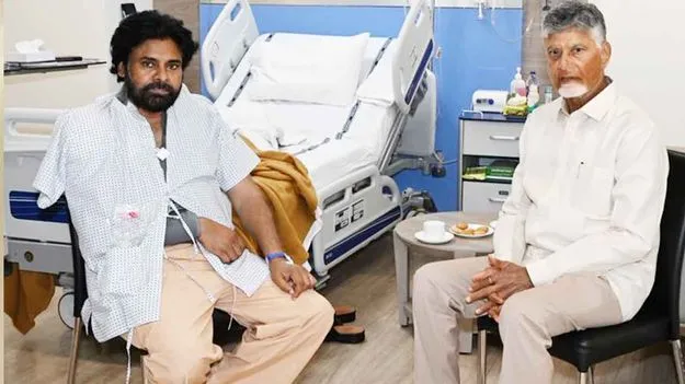 ముంబైలో పవన్‌ కల్యాణ్‌ను పరామర్శించిన సీఎం చంద్రబాబు