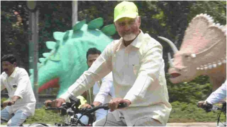 విశాఖలో సైకిల్ తొక్కిన సీఎం చంద్రబాబు