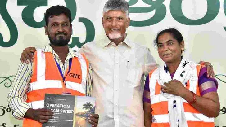  గుడివాడలో స్వచ్ఛాంధ్ర - స్వర్ణాంధ్రలో పాల్గొన్న సీఎం చంద్రబాబు