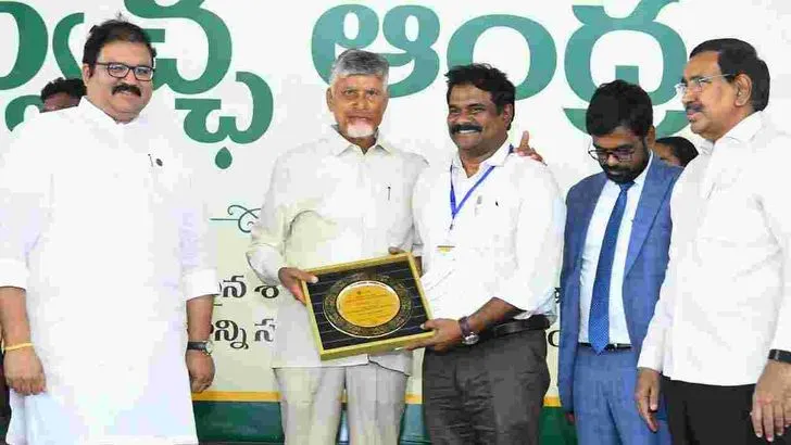  గుడివాడలో స్వచ్ఛాంధ్ర - స్వర్ణాంధ్రలో పాల్గొన్న సీఎం చంద్రబాబు