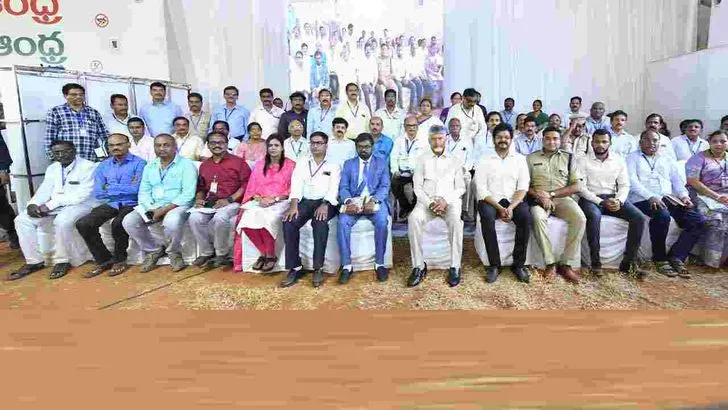  గుడివాడలో స్వచ్ఛాంధ్ర - స్వర్ణాంధ్రలో పాల్గొన్న సీఎం చంద్రబాబు