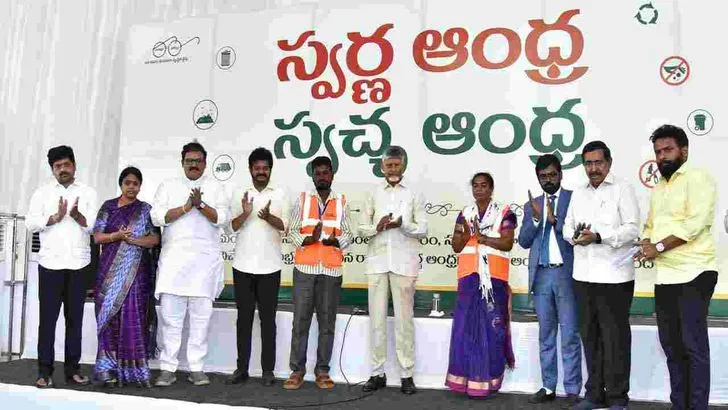 గుడివాడలో స్వచ్ఛాంధ్ర - స్వర్ణాంధ్రలో పాల్గొన్న సీఎం చంద్రబాబు