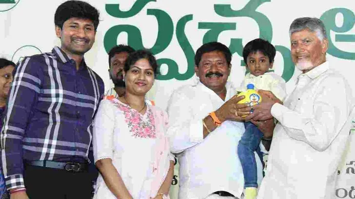  గుడివాడలో స్వచ్ఛాంధ్ర - స్వర్ణాంధ్రలో పాల్గొన్న సీఎం చంద్రబాబు