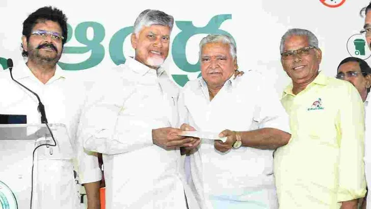  గుడివాడలో స్వచ్ఛాంధ్ర - స్వర్ణాంధ్రలో పాల్గొన్న సీఎం చంద్రబాబు