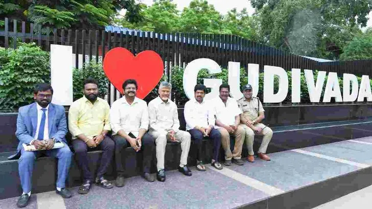  గుడివాడలో స్వచ్ఛాంధ్ర - స్వర్ణాంధ్రలో పాల్గొన్న సీఎం చంద్రబాబు