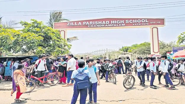 వివాదాల్లో చంద్రంపాలెం హైస్కూల్‌