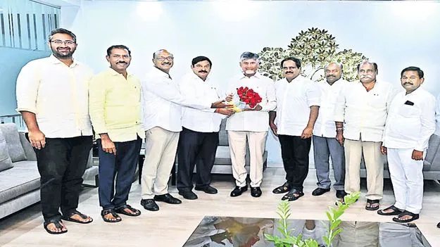 ప్రభుత్వ నిర్ణయాల అమలు బాధ్యత  ప్రజా ప్రతినిధులదే