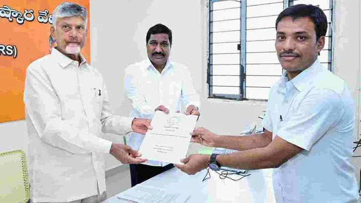 నంద్యాల జిల్లాలో పాస్ పుస్తకాలు పంపిణీ చేసిన సీఎం చంద్రబాబు