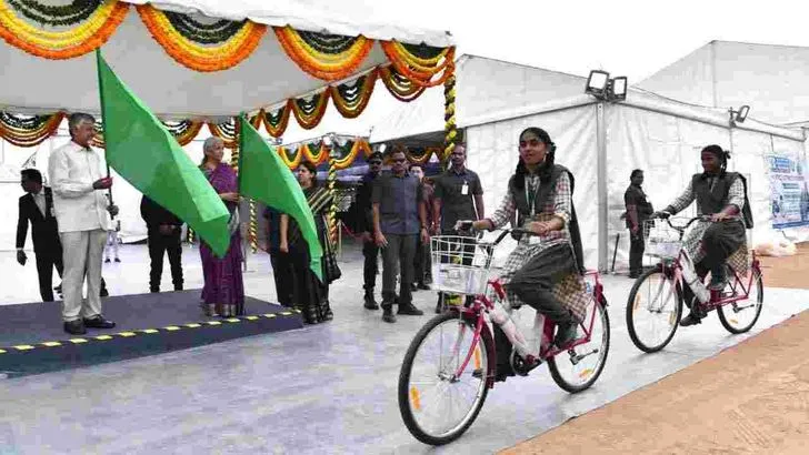 నరసరావుపేటలో రుణ వితరణ కార్యక్రమం.. పాల్గొన్న కేంద్రమంత్రి నిర్మలా సీతారామన్‌, సీఎం చంద్రబాబు