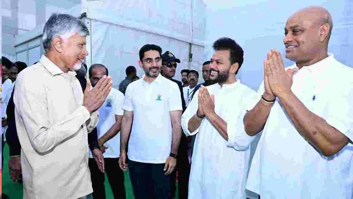 విజయవాడలో యోగా దినోత్సవంలో పాల్గొన్న సీఎం చంద్రబాబు