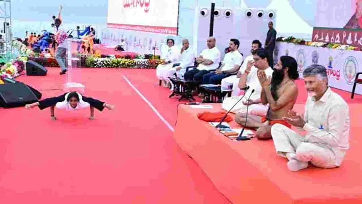 విజయవాడలో యోగా దినోత్సవంలో పాల్గొన్న సీఎం చంద్రబాబు