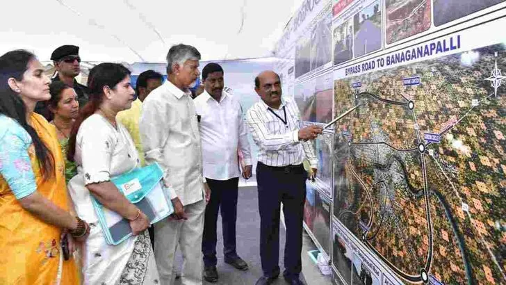 నంద్యాల జిల్లాలో పాస్ పుస్తకాలు పంపిణీ చేసిన సీఎం చంద్రబాబు