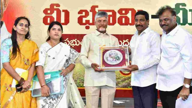 నంద్యాల జిల్లాలో పాస్ పుస్తకాలు పంపిణీ చేసిన సీఎం చంద్రబాబు