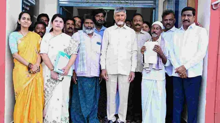 నంద్యాల జిల్లాలో పాస్ పుస్తకాలు పంపిణీ చేసిన సీఎం చంద్రబాబు