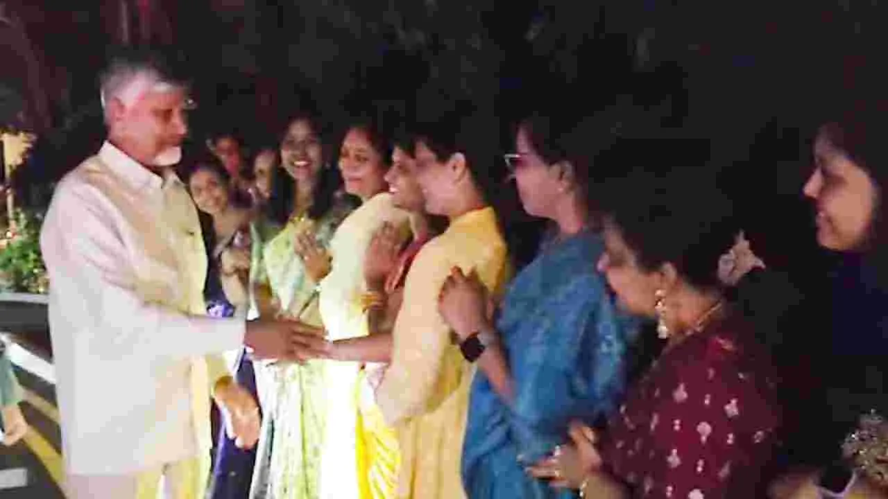 సింగపూర్ లో సీఎం చంద్రబాబుకు గ్రాండ్ వెల్ కమ్.. ఎన్ఆర్ఐల స్వాగతం