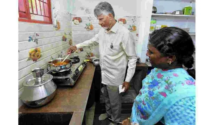 కావలిలో జాలర్ల  కుటుంబంతో భోజనం చేసిన సీఎం