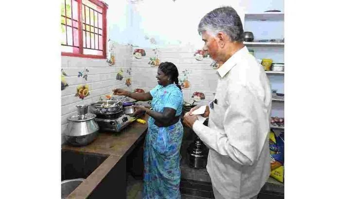 కావలిలో జాలర్ల  కుటుంబంతో భోజనం చేసిన సీఎం