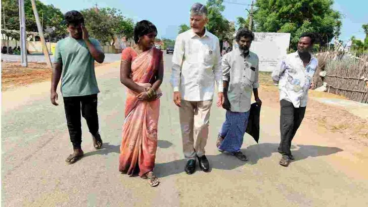కావలిలో జాలర్ల  కుటుంబంతో భోజనం చేసిన సీఎం