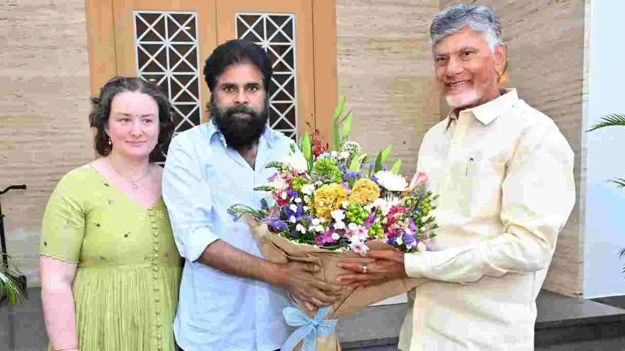 డిప్యూటీ సీఎం పవన్ కల్యాణ్‌‌ను పరామర్శించిన సీఎం చంద్రబాబు