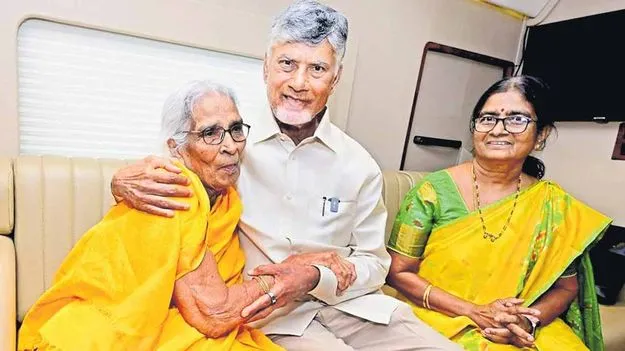 పుష్పవతి కలనెరవేరింది..90 ఏళ్ల వృద్ధురాలితో ఫొటో దిగిన సీఎం