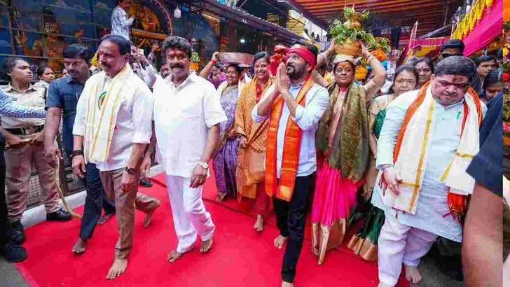 ఉజ్జయిని మహంకాళిని దర్శించుకున్న సీఎం రేవంత్‌రెడ్డి 