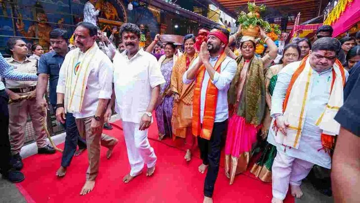 ఉజ్జయిని మహంకాళిని దర్శించుకున్న సీఎం రేవంత్‌రెడ్డి 
