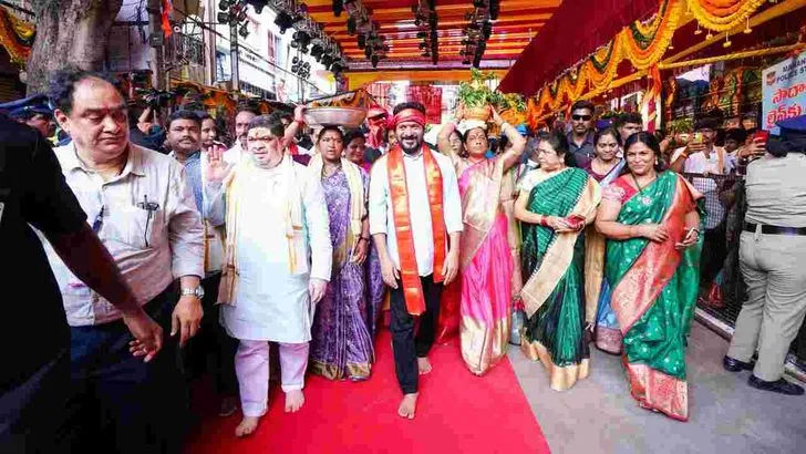 ఉజ్జయిని మహంకాళిని దర్శించుకున్న సీఎం రేవంత్‌రెడ్డి 