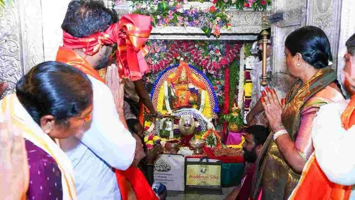ఉజ్జయిని మహంకాళిని దర్శించుకున్న సీఎం రేవంత్‌రెడ్డి 